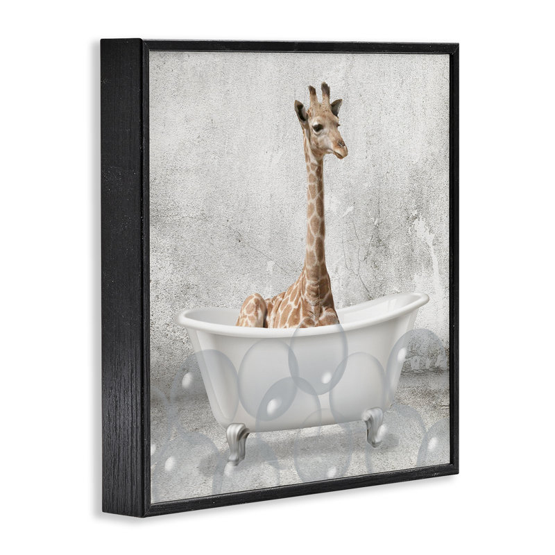 Bébé girafe à l'heure du bain, Giclée encadrée noir minuit, H 12 po x l 12 po