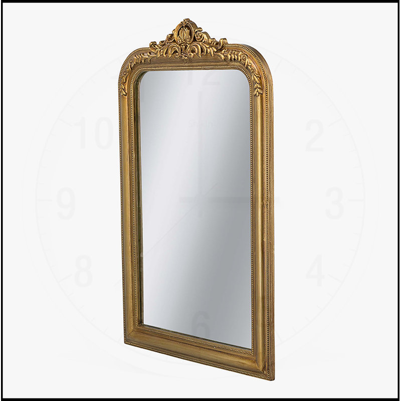 Miroir mural arqué 23,5 x 37,5 po avec écusson doré orné, parfait pour rehausser tout style intérieur et ajouter une touche d'élégance
