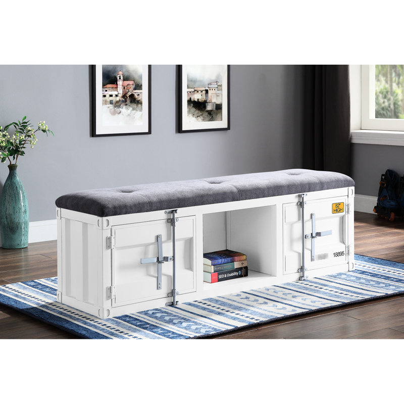 Banc de rangement en tissu gris Cargo et en métal blanc avec siège rembourré pour une construction confortable.