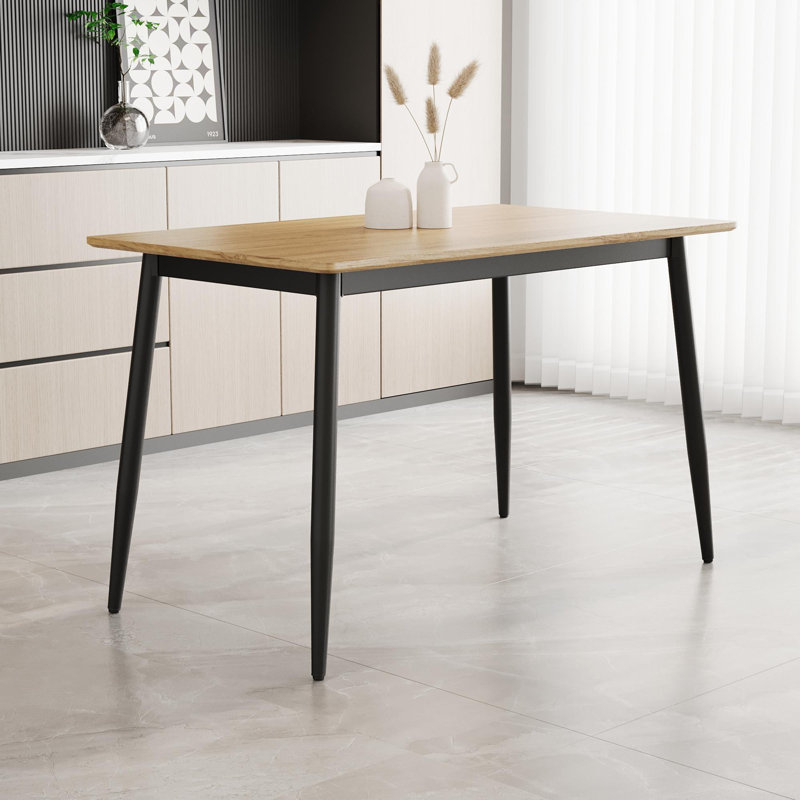 Table de salle à manger moderne minimaliste en panneau de fibres à densité moyenne, table de salle à manger élégante, table de salle à manger de cuisine, robuste et durable, facile à assembler, pieds en métal noir, convient pour 4 à 6 personnes, convient à la maison