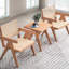 Chaise d'appoint au fini naturel pour une assise confortable dans le salon beige avec bureau de construction en bois