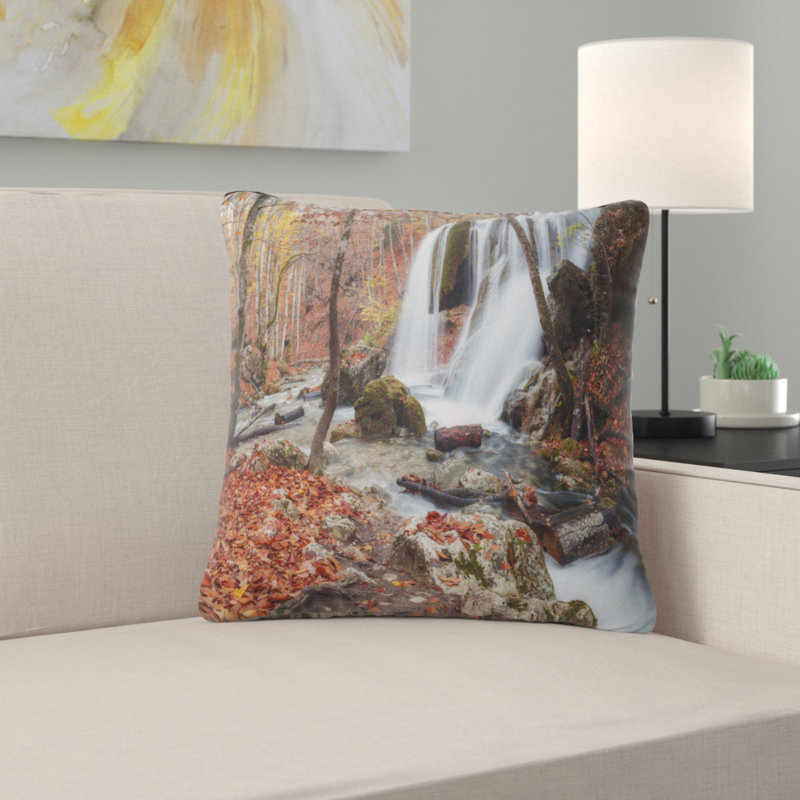 Coussin Crimea Waterfall in the Fall Landscape, 16 po x 1 po