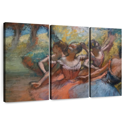 Quatre danseurs de ballet sur scène