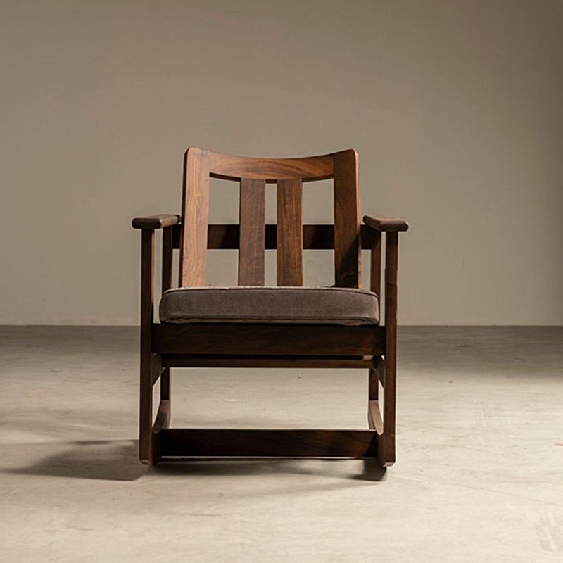 Chaise berçante décontractée en bois massif