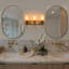 Éclairage pour meuble-lavabo doré 23,62 po avec abat-jour en verre craquelé marbré - applique murale moderne pour salle de bain 3 lumières, finition en métal doré, base E26, à intensité variable, homologué ETL et UL