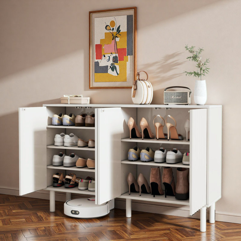Armoire à chaussures minimaliste avec pieds en bois, portes cannelées et tablettes réglables
