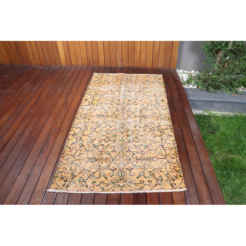 Tapis turc rétro tissé à la main avec un motif unique idéal pour la décoration bohémienne et rehaussant l'esthétique d'un salon rustique