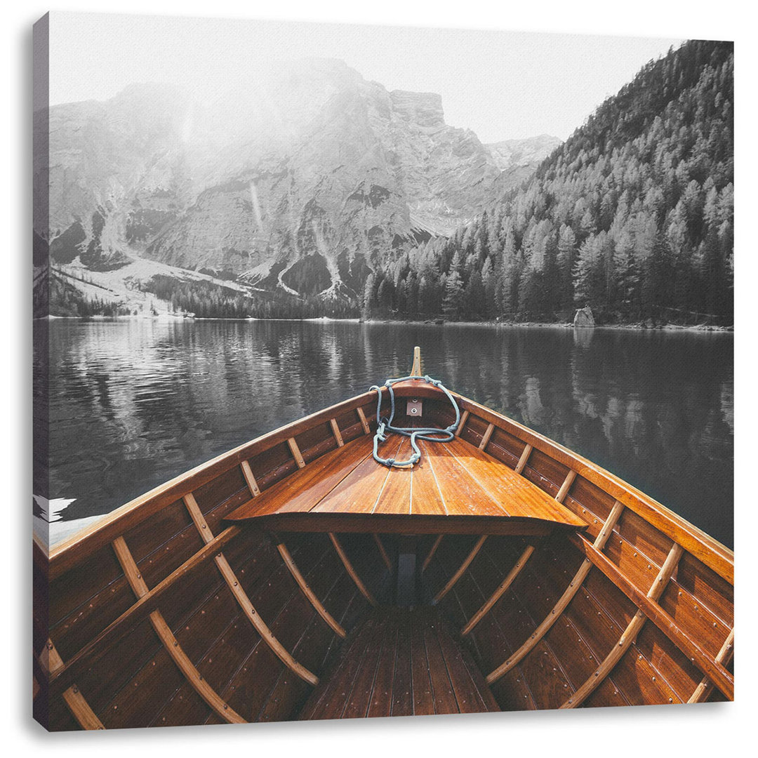 Leinwandbild Holzboot auf Alpensee in den Dolomiten