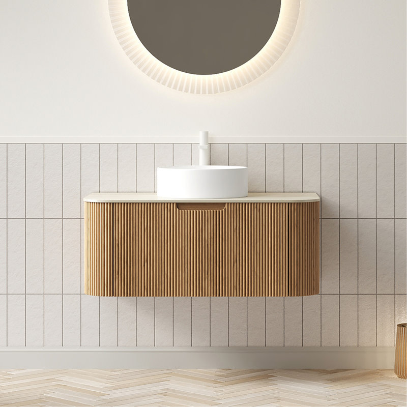 Meuble-lavabo de salle de bain, armoire de rangement contreplaqué à bord arrondi rayé avec tiroir, vasque en céramique blanche et plateau en pierre frittée à motif de travertin, pré-assemblé