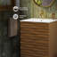 Meuble-lavabo autoportant Cascade 24 po en chêne brun avec plateau en céramique blanc résistant aux égratignures-123416171