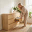 Commode moderne à 6 tiroirs avec comptoir spacieux, poignées dissimulées et coins arrondis pour le rangement de la chambre à coucher et du salon