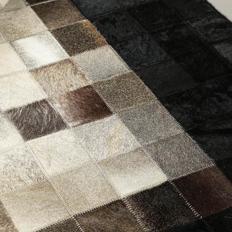 Tapis patchwork en peau de vache véritable avec bordure noire 2 pi x 7,5 pi, Tapis de couloir 2 pi x 7 pi 6 po