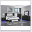 Commode blanche et noire Beverly avec tiroirs cannelés, poignées élégantes et rangement spacieux pour les chambres à coucher modernes.