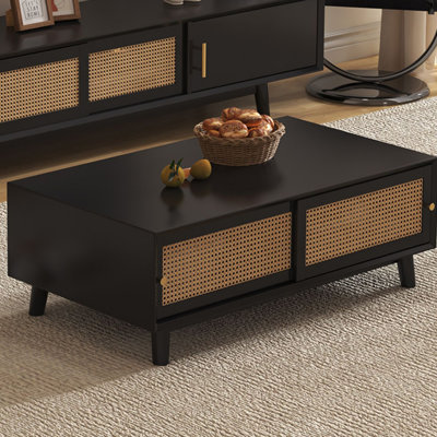 Table basse en hévéa avec portes en rotin