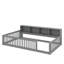 Lit simple au sol avec armoires et ports USB-470785760