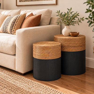 Ensemble de deux tables gigognes rondes en rotin beige et noir et en bois massif