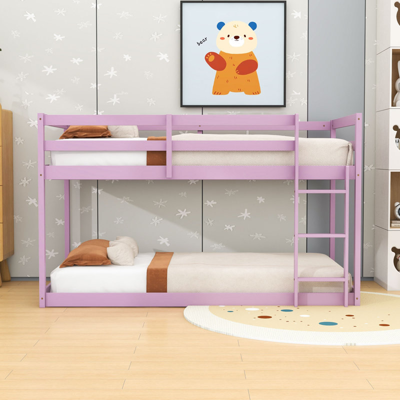 Lit superposé simple au-dessus d'un lit simple avec échelle en bois