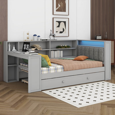 Lit plateforme en bois avec tablettes de rangement et lit gigogne, station de charge et DEL, bureau et tête de lit tapissier