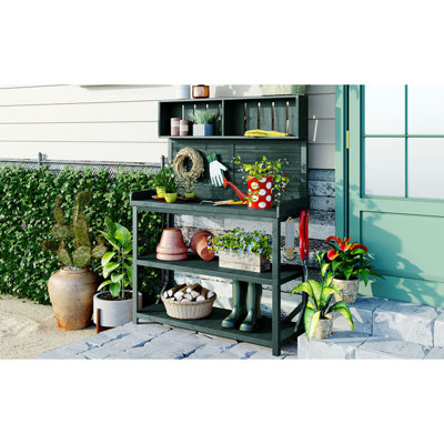 Table de rempotage d'extérieur rustique en bois de 65 po avec table de travail, poste de travail pour patio, banc de jardin avec 4 tablettes de rangement et crochet latéral, vert forêt