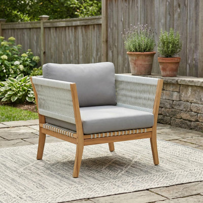 Chaise d'extérieur 30,3 po en bois d'acacia avec accents de corde tissée, chaise longue simple résistante aux intempéries avec coussins épais, chaise d'appoint moderne pour la cour, la terrasse, le bord de la piscine