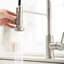 Robinet de cuisine en acier inoxydable nickel brossé rétractable, pivotant sur 360 °, poignée simple, douchette à ressort, fonction captivante-96075067
