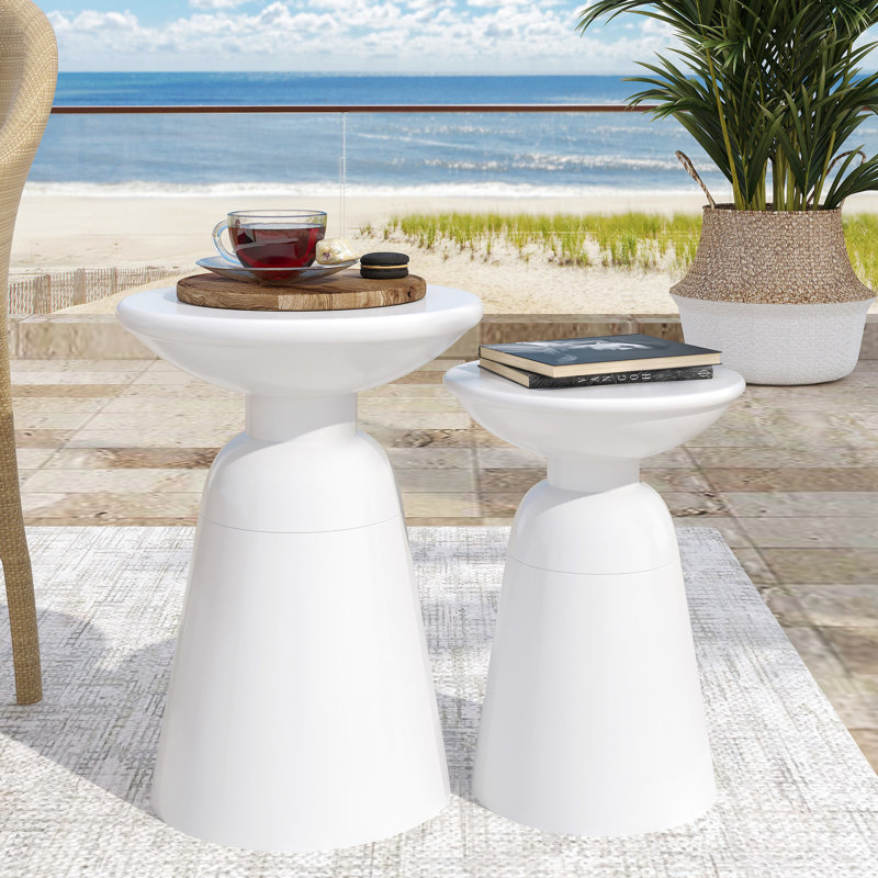 Élégant ensemble de 2 tables de bout en métal blanches, avec un style de piédestal gracieux pour l'organisation de la chambre à coucher.