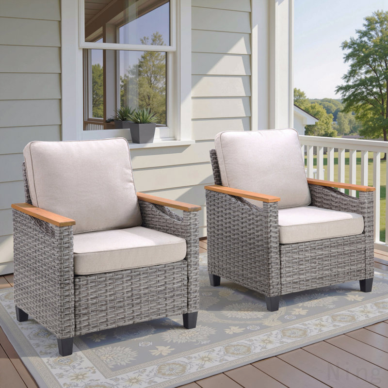 Chaise longue d'extérieur en osier gris, ensemble de 2 chaises longues de patio avec coussins beiges pour porche ou terrasse