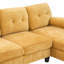 En forme de U pour le luxe et le confort du salon avec deux chaises longues, des compartiments de rangement, un coussin d'accoudoir en chenille jaune et des coussins moelleux-842028848