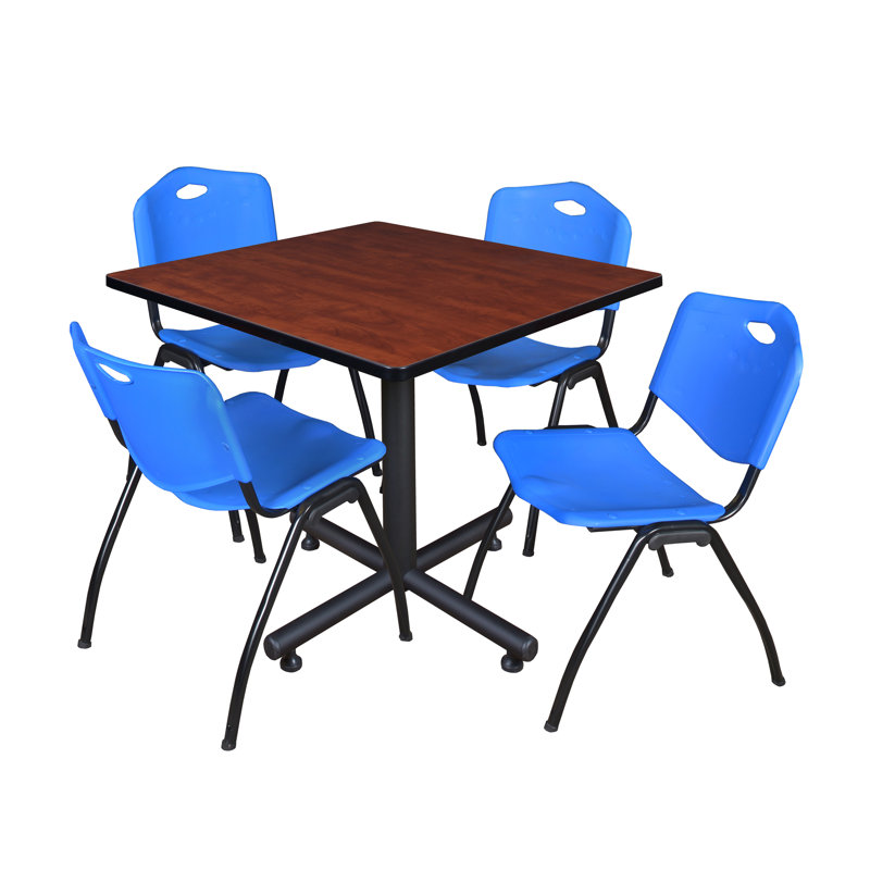 Table de salle de repos carrée Nicklo, chaises empilables 4 M, Cerisier, Bleu, 36 po