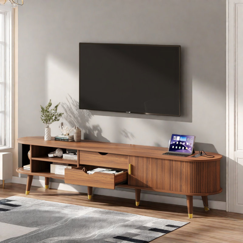 [Vidéo d'assemblage] Meuble télé ovale en bois cannelé avec station de charge pour téléviseur de 80 po ou moins, console multimédia de style Mid-Century avec porte tambour coulissante, meuble télé de campagne avec poignée dorée pour le salon, noyer