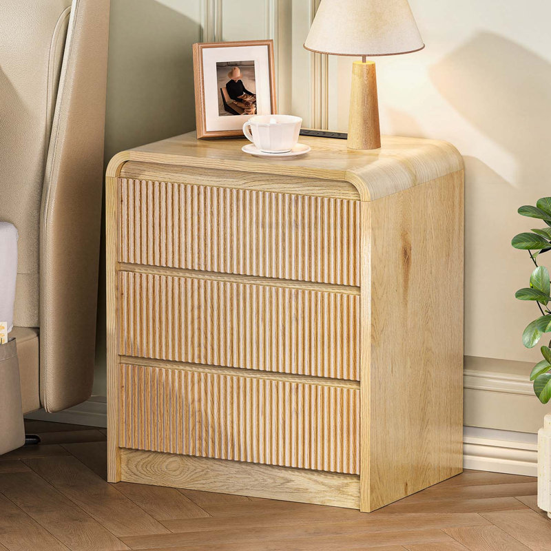 Table de chevet moderne cannelée avec station de charge, 3 tiroirs et ports USB, design Mid-Century pour chambre à coucher et espace de vie