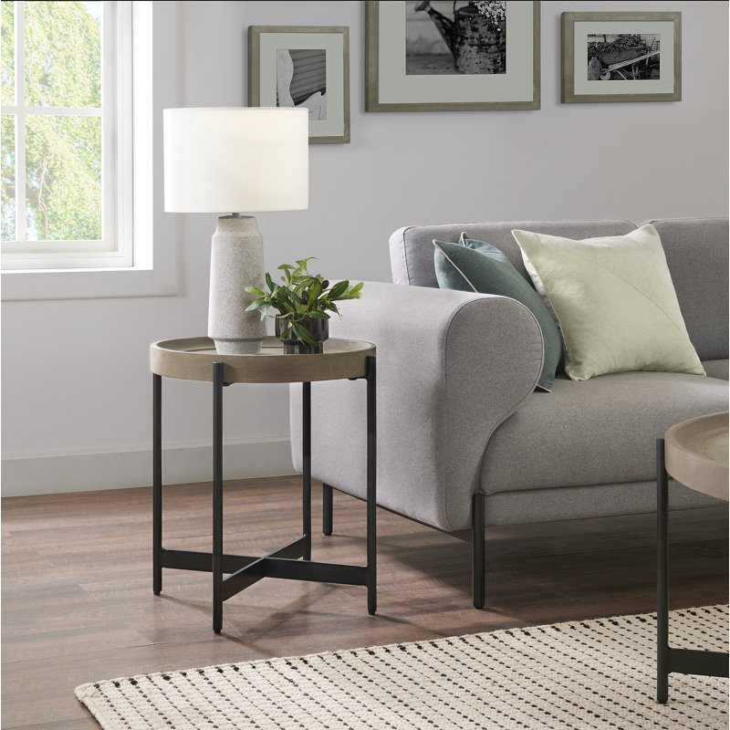 Table de bout ronde en bois Brookline de 20 po avec revêtement en béton gris, plateau de style plateau, pieds en fer thermolaqué noir, mobilier d'appoint pour le salon ou le bureau