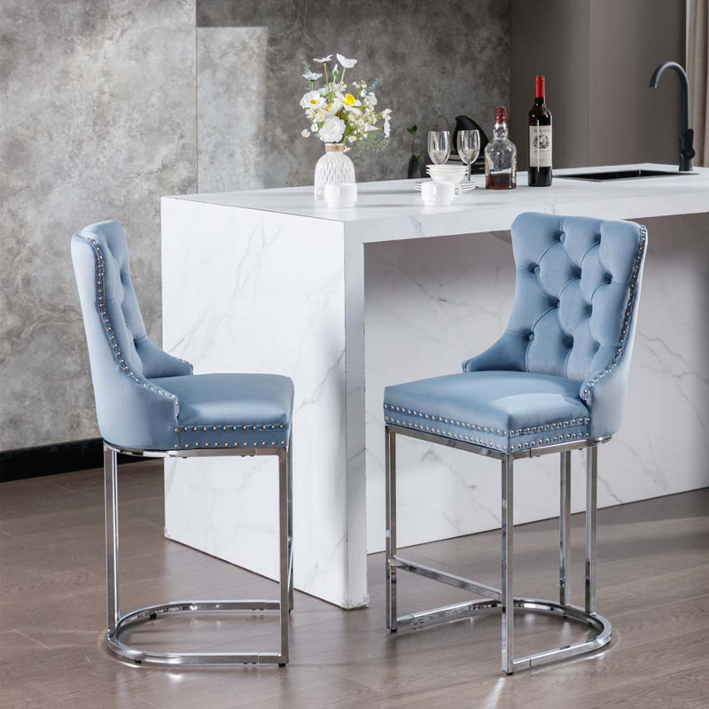 Ensemble de tabourets de bar rembourrés en velours avec dossier capitonné et garniture cloutée, Bleu clair
