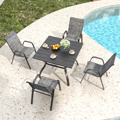 Ensemble repas 5 pièces pour patio, table à grain de bois rétro avec trou pour parasol + 4 chaises empilables ergonomiques, pour terrasse