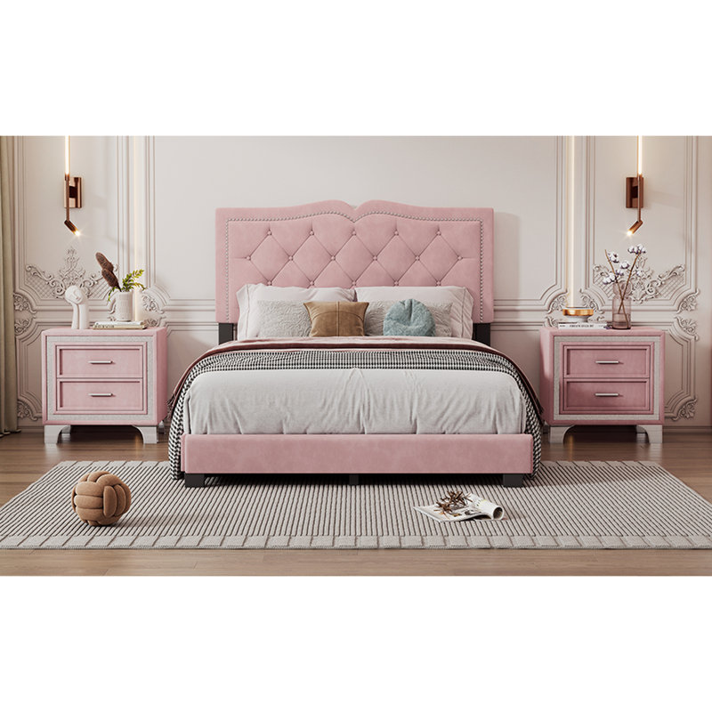 Lit moderne en velours rose avec tête de lit et rivets, structure pleine grandeur avec accents hypnotisants, plateforme