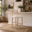 Ensemble de tabourets de bar à dossier échelle de style campagnard charmant, confortables et durables pour les espaces repas modernes.