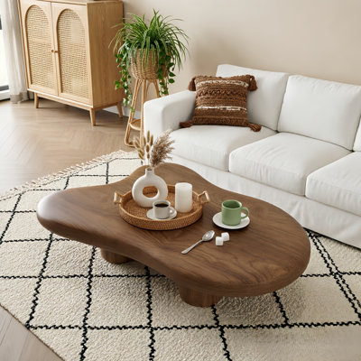 Table basse 48,6 "à forme libre en noyer avec quatre pieds cylindriques