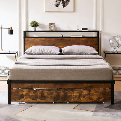 Lit plateforme en métal pour lit queen avec tête de lit en bois, station de recharge incluse, 2 tiroirs de rangement, aucun sommier requis, montage facile, teinte brune et noire, construction robuste, profondeur 87,3 po, hauteur 60,24 po