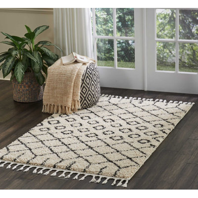 Tapis géométrique ivoire / noir en polypropylène tissé à la machine