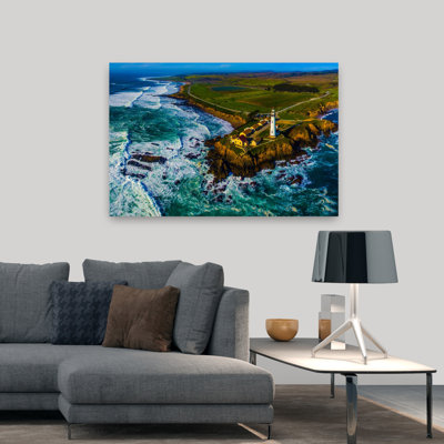 Vue aérienne des vagues se brisant contre les falaises avec le phare de Pigeon Point, Pescadero, Californie, États-Unis, art contemporain, art mural