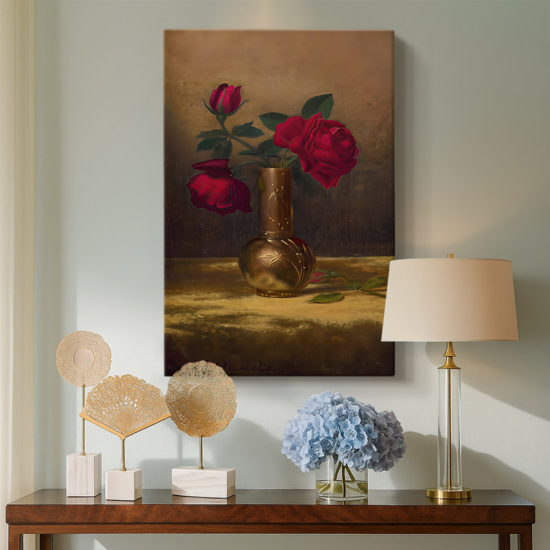 Roses rouges dans un vase japonais sur toile de velours doré - toile tendue par Martin Johnson Heade, 24 po x 36 po