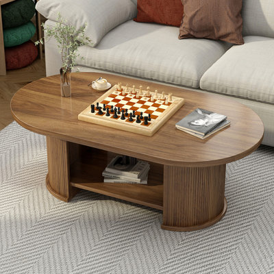 Table basse ovale de style Mid-Century cannelé avec base double et tablette de rangement pour le salon ou le bureau.