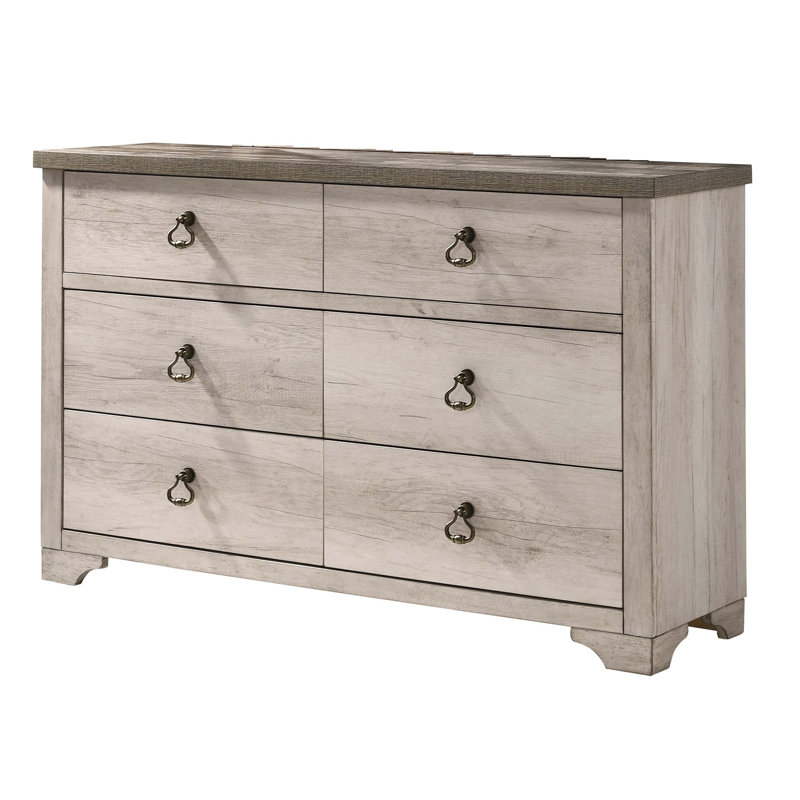 Commode 6 tiroirs de style chalet avec finition en bois flotté, plateau vieilli et poignées à anneau traditionnelles
