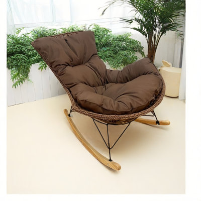 Chaise berçante moderne en rotin