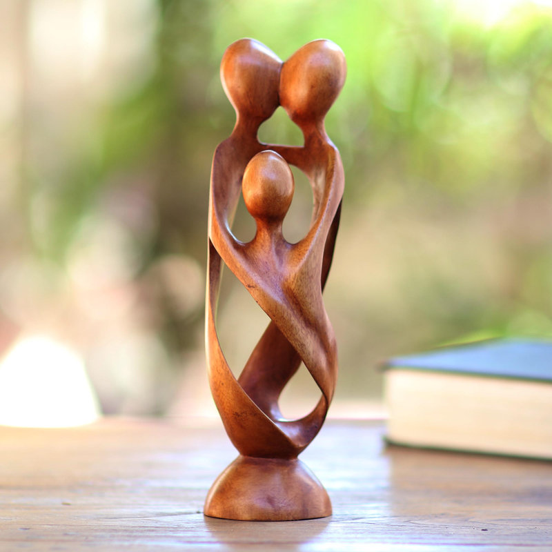 Statue de famille en bois en spirale Piara