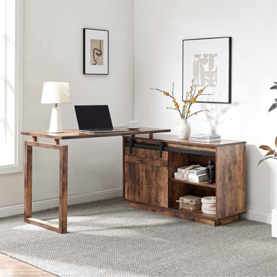 Bureau en L avec rangement et porte de grange coulissante pour un bureau personnel fonctionnel, esthétique du bois vieilli, tablettes réversibles, espace de travail de l 47,25 po x P 23,25 po, dimensions de 55,95 po, 52,6 po et 30,64 po