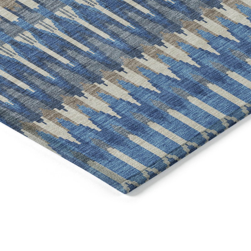 Tapis intérieur / extérieur bleu marine en polyester tissé à la machine Cearah, Rectangle 1 pi 8 po x 2 pi 6 po