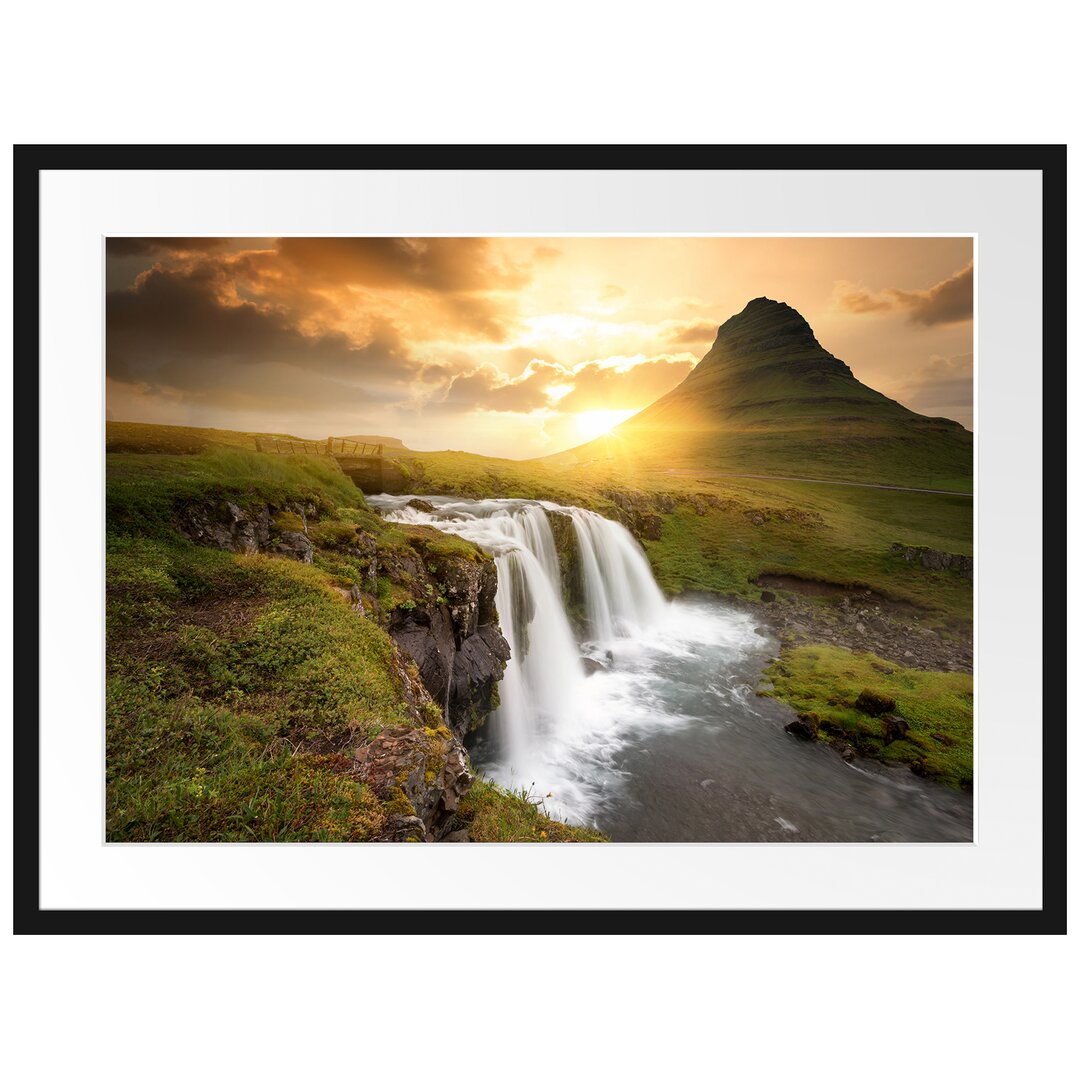 Gerahmtes Poster Wasserfall bei Sonnenuntergang