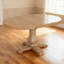 Table de salle à manger ovale extensible avec une surface spacieuse et un design polyvalent, pour les réceptions et les réunions de famille.-434094688