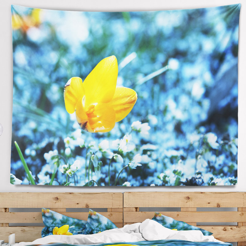 Fleur jaune florale solitary sur tapisserie bleu, H 32 po x l 39 po